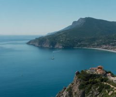 Vivre entre mer et montagne : pourquoi Roquebrune-Cap-Martin est le paradis des amateurs de nature
