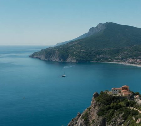 Vivre entre mer et montagne : pourquoi Roquebrune-Cap-Martin est le paradis des amateurs de nature
