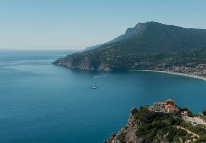 Vivre entre mer et montagne : pourquoi Roquebrune-Cap-Martin est le paradis des amateurs de nature