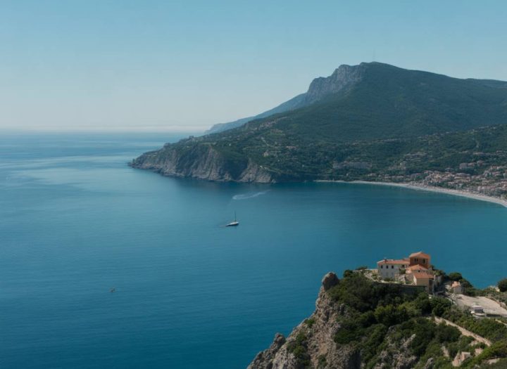 Vivre entre mer et montagne : pourquoi Roquebrune-Cap-Martin est le paradis des amateurs de nature
