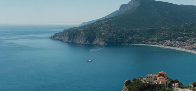 Vivre entre mer et montagne : pourquoi Roquebrune-Cap-Martin est le paradis des amateurs de nature