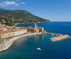 Pourquoi Roquebrune-Cap-Martin séduit les retraités italiens : un art de vivre franco-italien